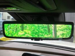 【デジタルインナーミラー】後席の大きな荷物や同乗者で後方が確認しづらい時でも安心！カメラが撮影した車両後方の映像をルームミラー内に表示。クリアな視界で状況の確認が可能です！