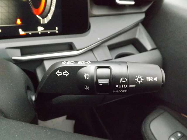 【ハイビームアシスト】先行車または対向車や周囲の明るさなどに応じ、自動的に上向きと下向きを切り替えます♪