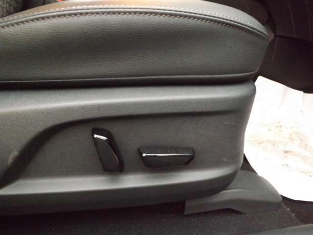 運転席は上下調節可能なリフター機能付き。