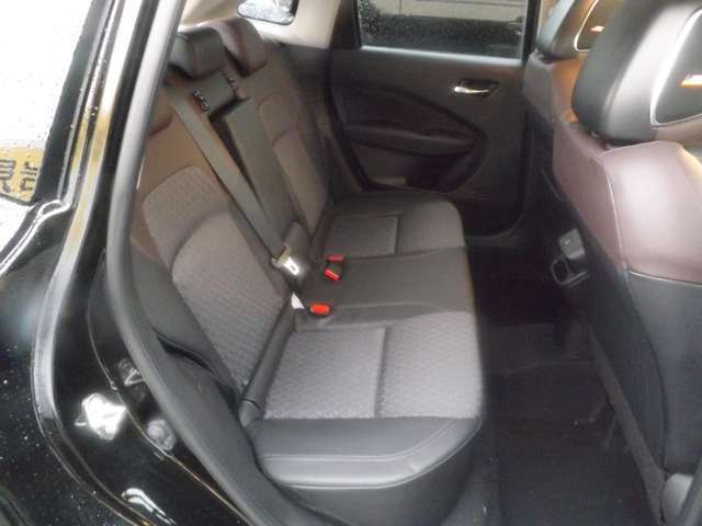 後席は足元も広くゆったり出来ます。