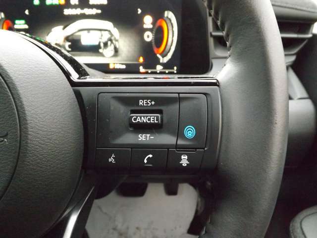 プロパイロットは、運転者が設定した車速を上限に先行車と車速に応じた車間距離を保ちながら、車線中央付近を走行するための運転操作を支援します。