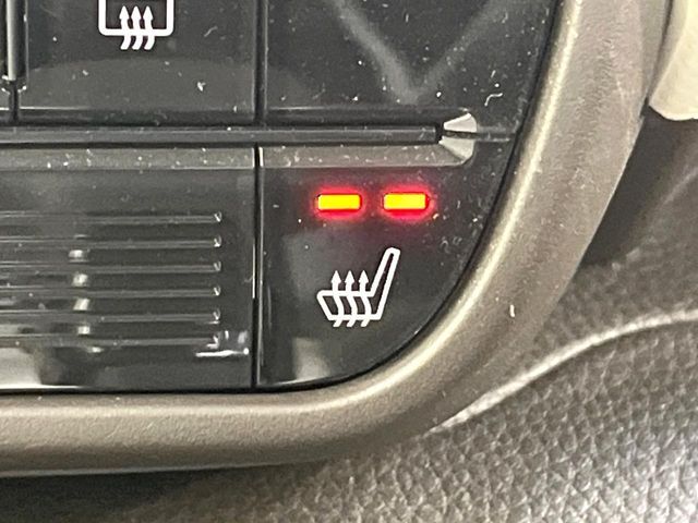 【シートヒーター】寒い日に重宝するシートヒーター！エアコンより早く温まってくれるので寒がりの人も安心ですね♪エアコンの温風は乾燥するから苦手、という方にもをおすすめです。