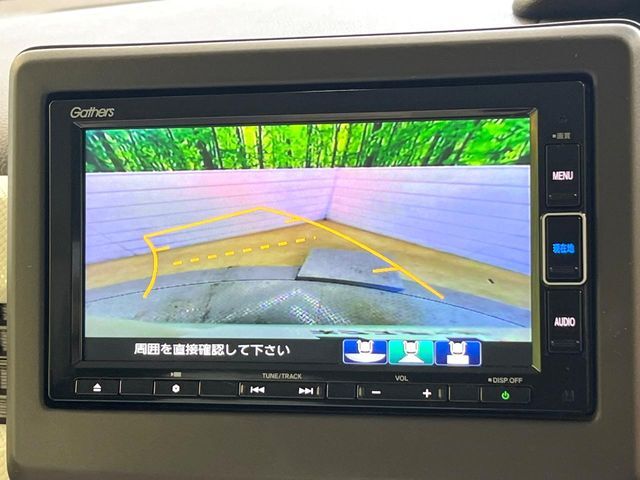【バックカメラ】駐車時に後方がリアルタイム映像で確認できます。大型商業施設や立体駐車場での駐車時や、夜間のバック時に大活躍！運転スキルに関わらず、今や必須となった装備のひとつです！