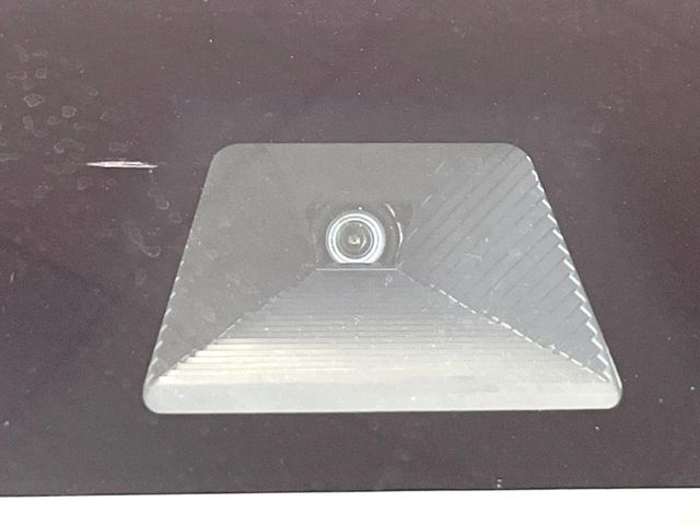【ホンダセンシング】走行中に前方の車両等を認識し、衝突しそうな時は警報とブレーキで衝突回避と被害軽減をアシスト。より安全にドライブをお楽しみいただけます。