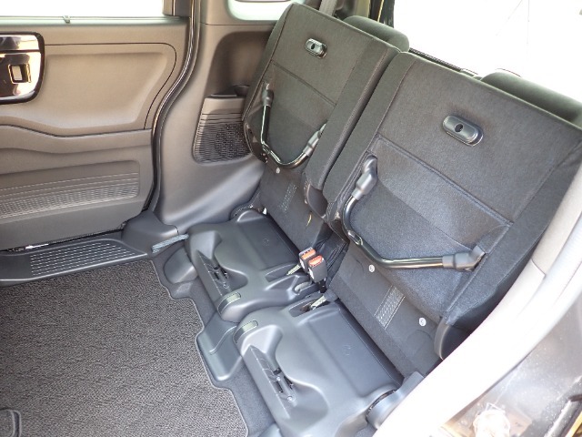 ◆チップアップ＆ダイブダウン機構付【ULTR SEAT】は後席座面を左右分割で跳ね上げることができます。トランクで積載できない背の高い荷物をラクラク収納できます。ホンダ車ならではの人気装備です。