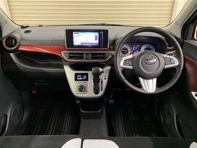 スタイリッシュなデザインのインパネ。各操作スイッチは使いやすい位置に配置されてます。