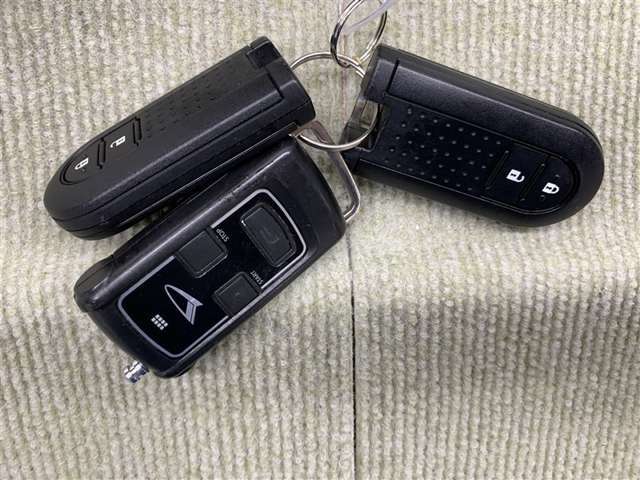 手荷物が多いときでも、スマートキーをバッグやポケットに携帯していれば、キーを取り出すことなくドアの解錠・施錠ができます。リモコンエンジンスターター付き！