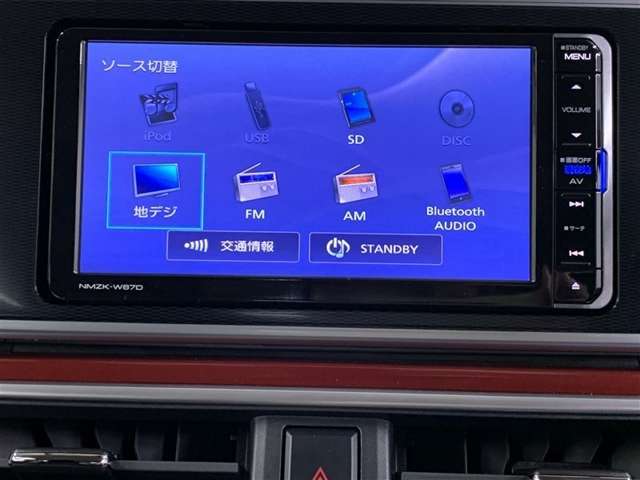 CD，DVD、フルセグテレビ、メディアプレイヤーの接続、ブルートゥースオーディオなどが楽しめます。