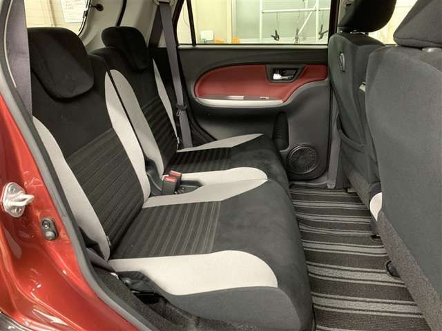 コンパクトながらリアシートも十分なスペースを確保。
