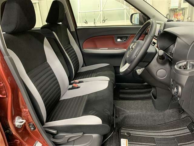 中古車をキレイで気持ちよくお乗りいただけるよう、エンジンルームから、シートを外した洗浄まで、目に見えない部分も徹底的に洗浄しています！