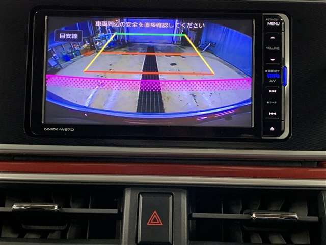 バックモニターで、後方確認しながら安心して駐車することができます。車庫入れが苦手な方にも安心です。※カメラが映し出す範囲は限られています。必ず車両周辺の安全を直接確認してください