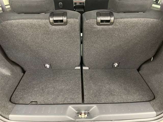 リアシートを倒すことによって、さらにラゲージスペースを広く使うことができ、とても便利です。