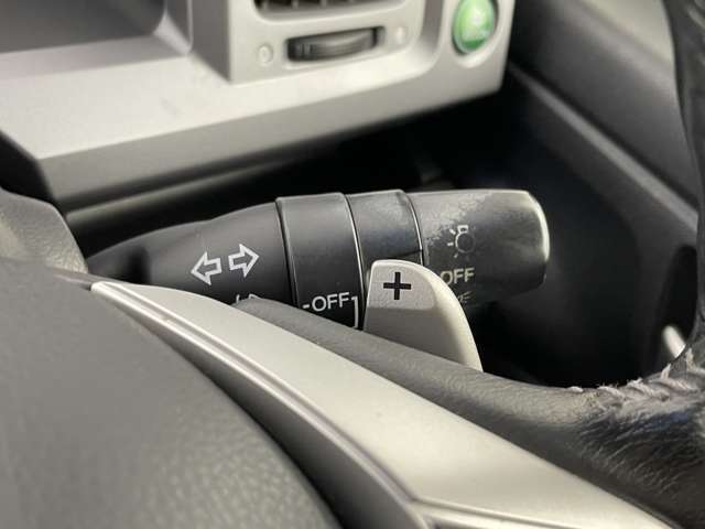 【パドルシフト（AT車）】MT車と同じように好きなギアで走ることができます！ステアリングから手を離さずに指先だけでシフト操作ができ、よりスポーティな走りをお楽しみいただけます。