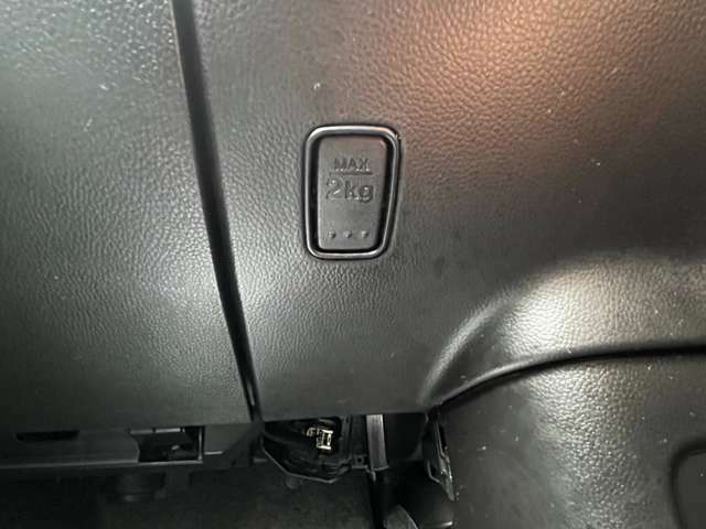 【助手席】荷物を掛けられる便利なフック付き！使わないときは格納でき、ものが増えがちな車内で役立ちます♪