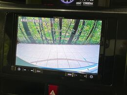 【バックカメラ】駐車時に後方がリアルタイム映像で確認できます。大型商業施設や立体駐車場での駐車時や、夜間のバック時に大活躍！運転スキルに関わらず、今や必須となった装備のひとつです！