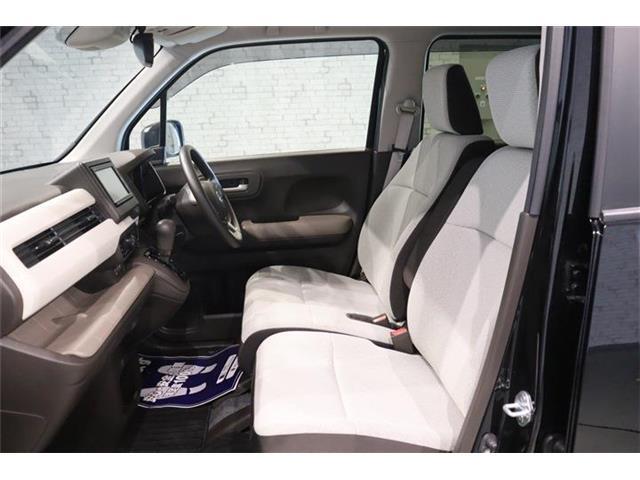体格に合わせてシートの位置をきめ細かく調節できるので、いつでも最適な運転姿勢をキープ。操作も軽く、ラクラクです