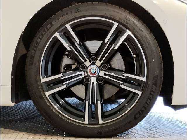 【BMWアロイホイル】軽量かつ強度に拘ったアロイホイル。走行性能ポテンシャルを引き出す設計。車の足元を引き締めてくれる大きなポイントはアロイホイルです。