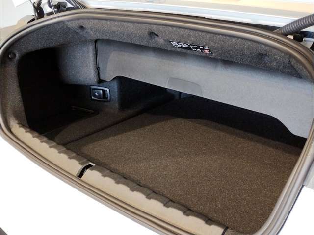 【トランクルーム】十分な容量を確保したトランクルーム。環境へ配慮したスペアタイヤ非搭載のBMW。その分、トランクスペースを有効活用できる様にしてあります。