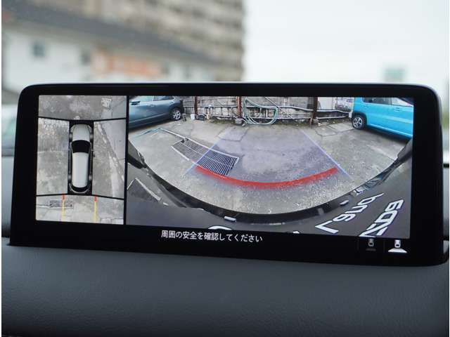 360°ビューモニターでは前後左右4つのカメラ映像をさまざまな走行状況に応じて切り替えてセンターディスプレイに表示することで、駐車時や狭い道でのすれ違い時、見通しの悪い交差点進入時でも安心感を高めます