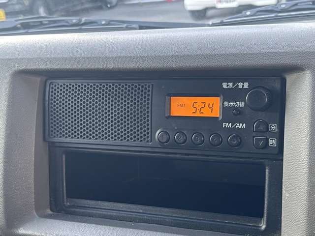 FM/AMが楽しめるオーディオが装備されております。オーディオ下のスペースには小物を収納することも可能です。