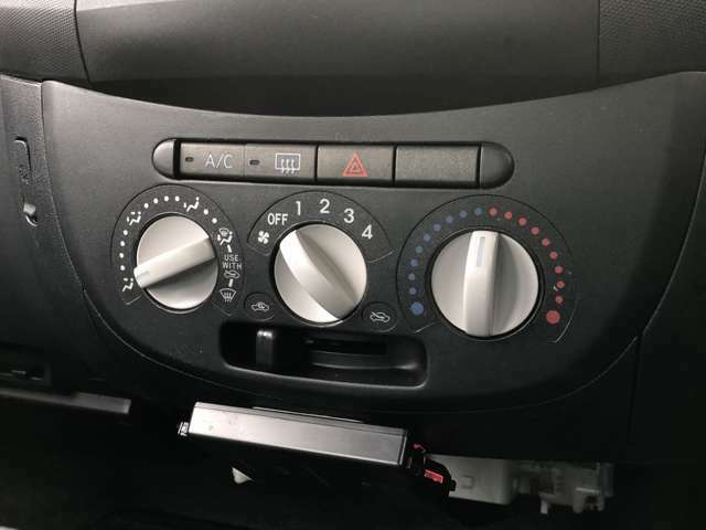 マニュアルエアコンは直感的に操作しやすいデザインで、車内を快適な温度に保ちます☆