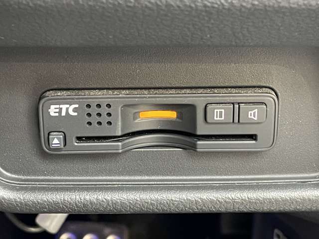 ◆【ETC】有料道路を利用する際に料金所で停止することなく通過できる、ETC車載器（ノンストップ自動料金収受システム機器）が装備されています。セットアップを行うことで利用可能になります。