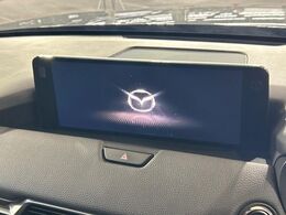 【12.3インチマツダコネクト】車内の雰囲気にマッチした大型ディスプレイ。スマホ接続でのナビ使用やBluetooth再生等、様々な機能が楽しめます。直感的なダイヤル操作が可能で、使い勝手も良好です。