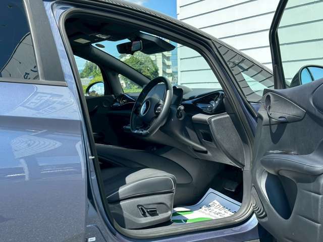 合皮素材で座り心地も快適です！ヘッドレスト一体型になっており、長時間の運転も快適に過ごせます！