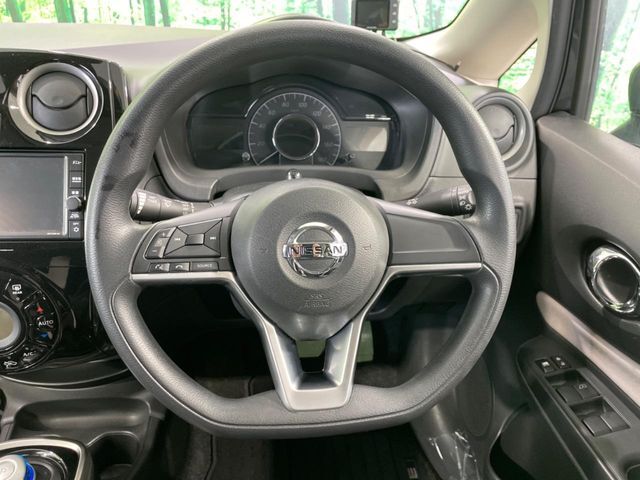 インテリアに合わせたデザインのステアリングは、運転される方のことも考え、運転しやすい形状、大きさです。是非一度、実際に触ってお確かめください。