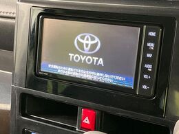 【純正ナビ】人気の純正ナビを装備しております。ナビの使いやすさはもちろん、オーディオ機能も充実！キャンプや旅行はもちろん、通勤や買い物など普段のドライブも楽しくなるはず♪