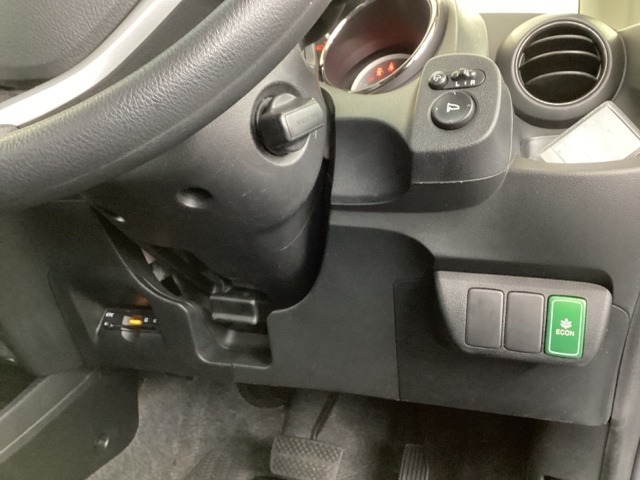 左側に高速で便利なETCがあり、燃費をよくするECONなどのスイッチは、運転席の右側、手の届きやすい位置にあります。