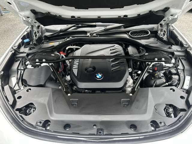 【主要諸元】直列6気筒DOHCターボ＋モーター/2992cc8速AT/フルタイム4WD　286ps/66，3kg.m全長539×全幅195×全高154