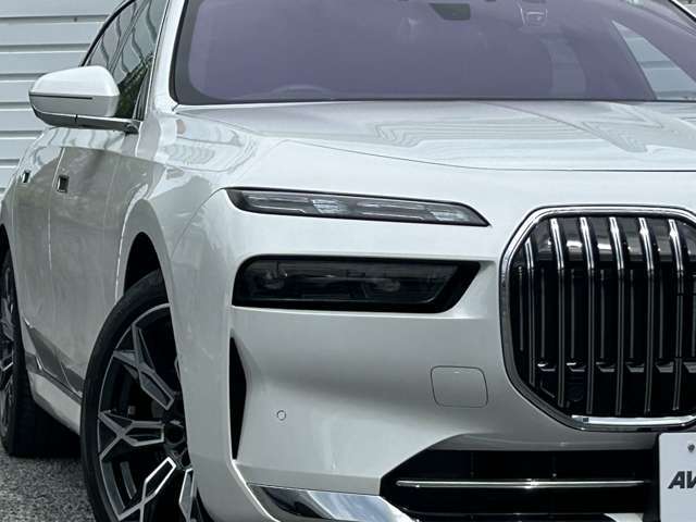 BMW7シリーズには「エグゼクティブ　ドライブ　プロ」も搭載。フロントウインドウに設置したカメラが前方の路面の詳細な凹凸を検知し、継続的に適切なサスペンション調整を行い路面追従性を高める