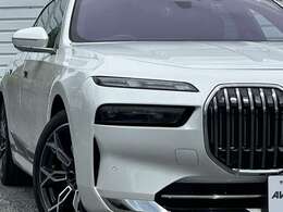 BMW7シリーズには「エグゼクティブ　ドライブ　プロ」も搭載。フロントウインドウに設置したカメラが前方の路面の詳細な凹凸を検知し、継続的に適切なサスペンション調整を行い路面追従性を高める