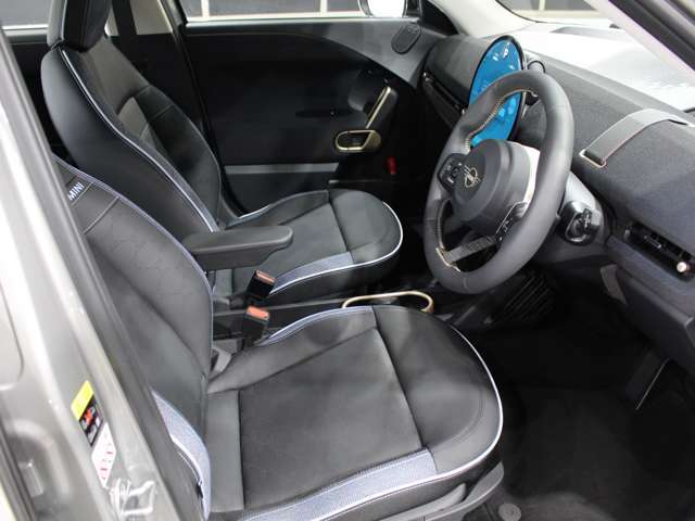 当社では提携先の輸入車正規ディーラー等から良質車のみを仕入れ、入庫後は2社の第三者機関（AIS）、（JAAA）にて修復歴等の品質チェックを行って頂き検査評価書を取得しております！