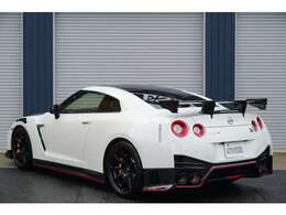 NISMO専用チタン合金製マフラー　NISMO専用カーボンリヤスポイラー　NISMO専用カーボン製トランクリッド　NISMO専用カーボン製リヤバンパー