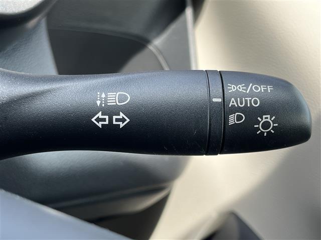 【オートライト（AUTO）】外の明るさをシステムが感知して、自動でヘッドライトが点灯します！ヘッドライトをつけ忘れを防ぐ便利機能です。