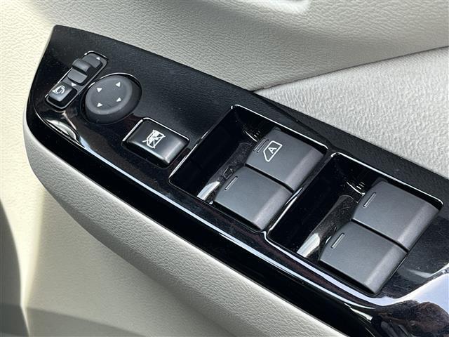 【パワーウインドウ】運転席のスイッチで、各席の窓ガラスの開閉ができます！あると便利ですよね！