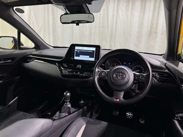 居心地の良い運転席、長く座ってられるリラックスできるデザインがいいですね。