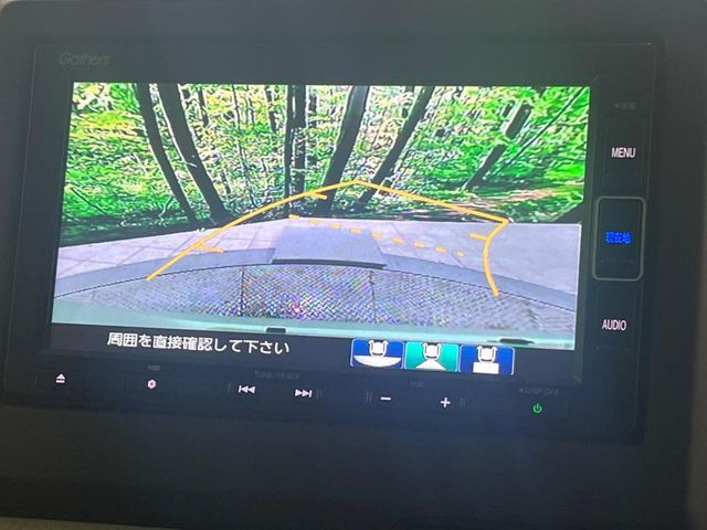 【バックカメラ】駐車時に後方がリアルタイム映像で確認できます。大型商業施設や立体駐車場での駐車時や、夜間のバック時に大活躍！運転スキルに関わらず、今や必須となった装備のひとつです！