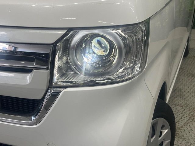 【LEDヘッドライト】悪天候や夜間走行時も良好な視界を確保し安心して運転できる高輝度LEDヘッドライトを装備！点灯速度が早く、消費電力も抑えられています。