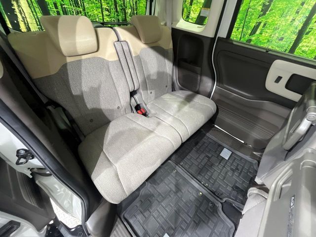 後部座席も気になるようなキズ・汚れやへたり等、大きなダメージはなく、良好な状態です。