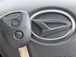 【キーレス】少し離れた場所からでもボタン一つでドアの開錠・施錠ができるのでとっても便利！ドアの鍵穴周りに傷をつけることもありません♪