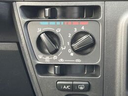 寒い冬も暑い夏も全席に快適な空調を届けてくれる、ダイヤル式エアコンを装備♪