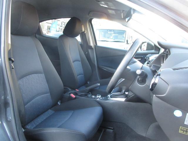 フロントシートは心地よいフィット感と程よいホールド性能を両立させ、今までになく快適にドライブを楽しんでいただける、マツダ自慢のシートです！