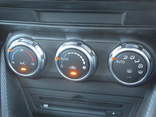余計な操作の手間が無いフルオートエアコン。視線の移動や手を動かす必要がないということは、安全装備のひとつとも言えるでしょう。