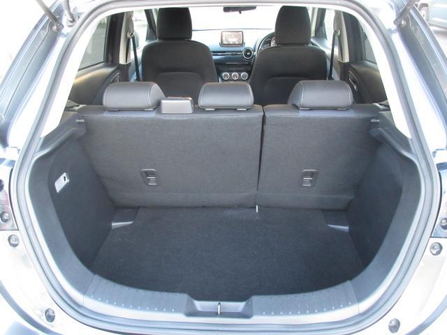 大型のスーツケースや、一般的なベビーカーが積み込める実用的な広さを備えたラゲッジルームです。