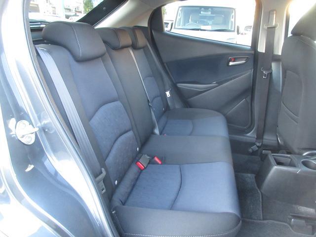 後部座席も広々スペースです。大きな座面でリクライニング無しでもゆったりロングドライブをお楽しみいただけます。