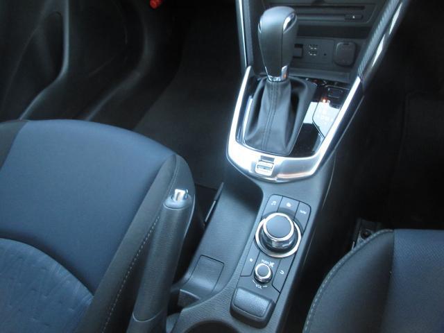 ナビ＆オーディオ操作ダイヤル「コントロールコマンダー」は自然と手の触れる位置に配置されています。目線を外すことなく手元で操作できます。