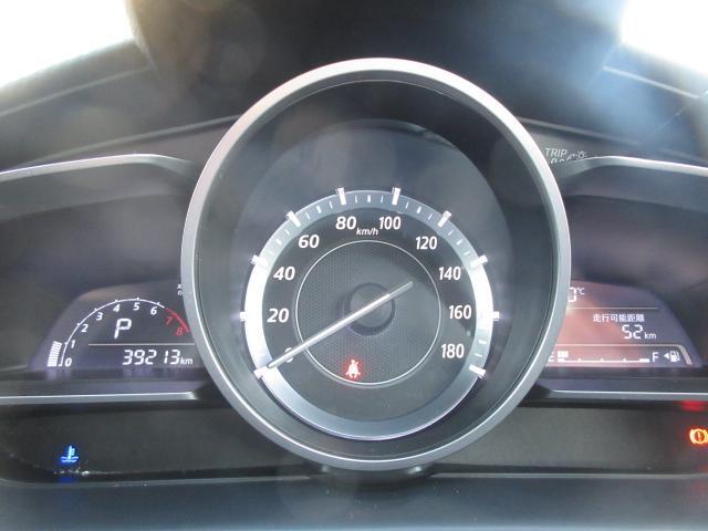 大型円形メーターを中心とし、左右にウィング状のディスプレイを配置したメーターパネル。ドライバーへ中心軸を意識させ、「どこまでも走っていきたい」と思わせてくれるデザインです。